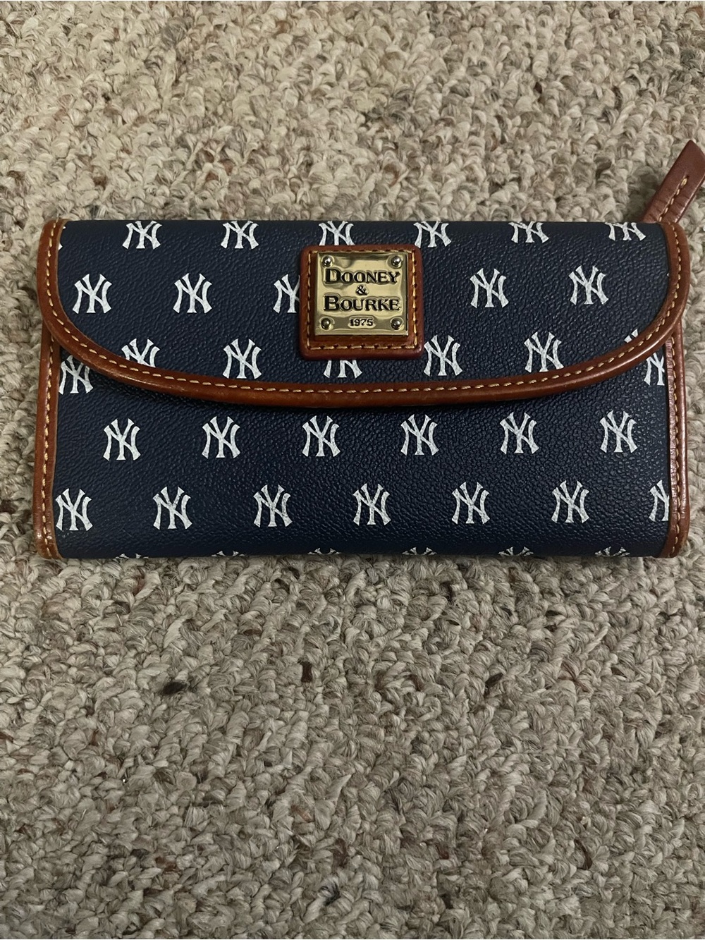New no tag Dooney & Bourke Navy New York Yankees Continental Wallet